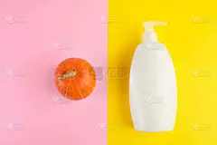 秋季护肤理念。白色的化妆瓶，黄色的落叶和南瓜。产品演示的极简模型。