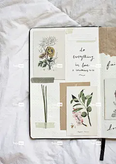 白色纺织品上的生日快乐贺卡