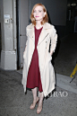 Jessica Chastain穿大衣和连身裙在纽约外出
