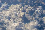 白云和天空，飞机窗外的景色