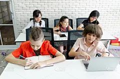 一群总是待在教室里的小学生。