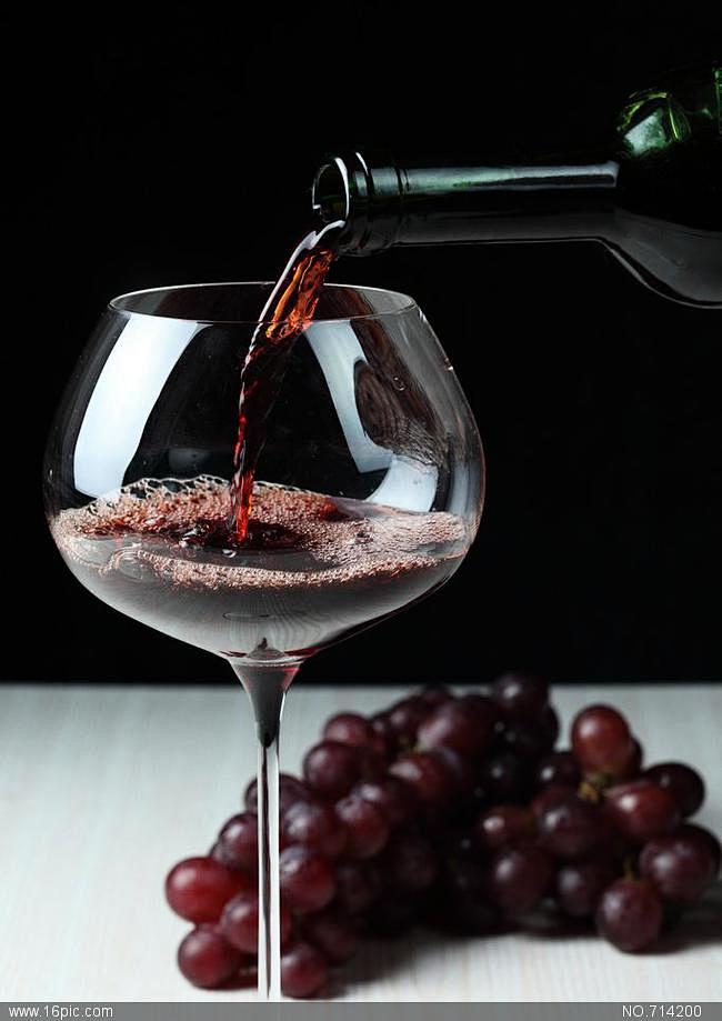 倒红酒图片