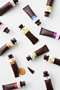 #包装设计#Nendo Studio: : 巧克力包装设计——知名的日本Nendo Studio 设计工作室最近为SEIBU「西武百货」公司设计一套限量版的巧克力，包装外形极容易与油画颜料混淆。一套十二支，不同颜色的标签上标出了不同的口味。设计唤醒人们在童时代打开一盒新颜料抑或收到一盒意料之外的巧克力时的喜悦之情