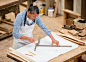 人,家具,生活方式,小企业,办公室_538144163_Carpenter working on furniture designs_创意图片_Getty Images China