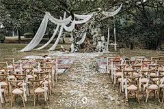                                                                                                                         【A Leisurely Morning】
清晨，在你身边醒来
树叶上轻晃欲坠的露珠
树枝随着晨风左右摆动
推开窗迎面而来的清新空气
悠然而自在
这是我们共同向往的...展开全文c                                            
