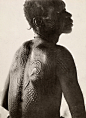1919年，刚果共和国的一个男子展示着他背部的部族疤痕。 摄影：E. Torday，国家地理