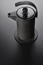 黑川雅之：IRONY R铸铁壶：过去茶道用的加热器主要通过铸铁生产。现在已不再有这种需求了，有必要将其技术应用到现代的生活用具上。在此发现了不能销售的大量库存茶壶盖和把手，于是产生了利用它们去制作现代的铁壶的想法。铁壶盖和把手本身就是优秀的工艺品。