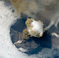 环球精华：俄火山喷发致云层出现大洞。太壮观了！