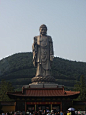 在大殿前远远看到的佛像。这尊宏伟庄严的大佛是中国佛教界近百年来最大的一件盛事。同...