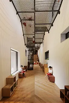 顺应地势的自然坡地幼儿园：FK Kindergarten and Nursery / HIBINOSEKKEI – mooool木藕设计网