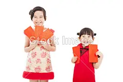 新春快乐。微笑亚洲小女孩持有红 e#新年# #灯笼# #春节# #过年# #中国传统# #中国风# #新年装饰# #元宵节# #春节装饰# #红灯笼# #中国年# #春节素材# #新年素材# #年货# #喜庆# #中国红# #新年快乐# #元宵节# #新年海报# #新年设计素材# #新年红包# #平面设计# #红背景# #打折# #购物# #旗袍美女# #折扣# #礼品盒# #新年礼物# #新年美女# #新年儿童#