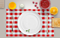 俯视餐盘板色盘子碟子红色桌布红色餐布玻璃碗树莓橘子橙子叉子木板菜板