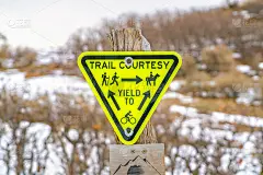 倒三角步道，礼让，用图形和箭头签名