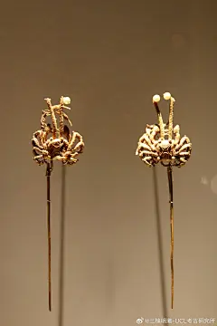 @三槐明澈-UCL考古研究所
明代金器特展
法国国立亚洲艺术博物馆
西安曲江艺术博物馆合作举办
虽然一些文物有争议
但是介绍展陈在海外做成这样也算难得了

或壁纸装饰或印刷品形式展示了很多明代画像
如朱佛女，天启帝画像以及明宪宗元宵行乐图
现场反响火爆