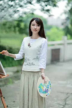 【轻明花影 设计心语】

一样闲亭清影里，梅花含笑柳含颦。

修身的斜襟马甲充满着书香的清雅，曲尽闺秀之情。 

绰约风姿的款式和手绘都是自古以来表现闺秀清兴的意象：

“万里楚天秋，雾浮收。花木芳菲，万紫千红似锦堆。”

手绘与汉服式样衬衫的结合是由视觉提升而来的感觉和知觉

其中包蕴了无限丰富而又高度浓缩的景观，互为照应