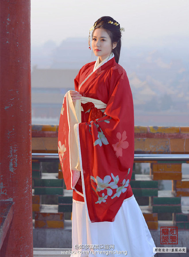 曲裾读音qūjū可以直观理解为一种续衽绕襟的汉服按照礼记记载深衣