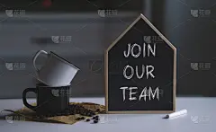 加入我们的团队文字在空白的黑色黑板旁边的两个杯子和咖啡豆。复制空间的文本或艺术品模型