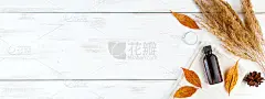 秋季护肤理念。一瓶松木精油放在白色木制背景上。芳香疗法和环保化妆品。