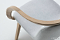【“雪”家具】日本设计师Junpei Tamaki最近在米兰展上展出了一套以“雪”为主题的家具，包括一个边柜，一个展示架和两把椅子。