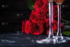 两杯玫瑰葡萄酒的婚礼，情人节，爱的生日庆典在黑暗的背景