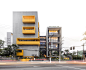 UNE 办公大楼，姜黄元素激活建筑几何形态 / Gui Mattos : 有日期 2016 的 Vila Madalena, 巴西. 图像是由 Fernando Guerra | FG+SG. 文章来自建筑师（翻译 :蒋旻峻）该项目拥有一块较长纵深并且规整的场地，由此设计师以一个简单而清晰的几何体作为设计基础。 在首层架空的支柱上，巨大的体块被不规则的“贯穿”，从而为其中的商业单元创建出了一个中庭，该中庭连接了建筑中所有的交通系统，同时建筑因其贯通的结构而获得第二光照和通风源。 ...