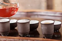 茶壶，杯子和精选的红茶