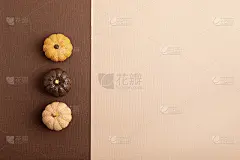 平铺着手工绘制的石膏南瓜和复制空间。秋季假期卡片模型