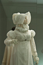 19世纪初帝政时期的欧洲女子，着曳地的棉质长裙（muslin dress）与短至胸下的外套（spencer jacket），戴阔边女帽（poke bonnet），披各式披巾，轻盈且飘逸，1996年的秋冬秀场上，John Galliano 又将这一清丽修长形象搬上Givenchy 高级定制的舞台。 ​​​​