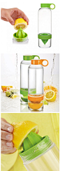 真正新鲜的果汁！这是一个非常方便动手调制果汁的水瓶设计，你所需要做的，仅仅是拧开水瓶的底部，将切开一半的橘子啊、柠檬啊、水蜜桃啊什么的拍上去后再将底部装回，接下来就可以摇动水瓶，享受真正的健康果汁。