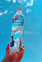 可尔必思今年的夏日限定包装，延续了去年“放学后活动”的主题，由 rei kato 和田中宽崇绘制，需要把瓶中的饮料喝完才能看到全貌