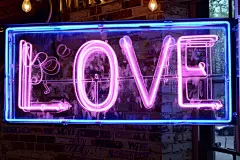 love霓虹发光英文字母背景图片