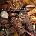 干锅孜然牛排骨 
1.焯好的排骨入锅
2.放一半的洋葱、姜片
3.放干辣椒、香叶
4.葱打结，放进锅里
5.放少许料酒
6.放生抽
7.放老抽
8.放一小碗清水
9.盖上锅盖，大火煮到高压锅上汽，转小火焖10分钟
10.打开锅盖
11.放适量盐、白糖调味好
12.敞开锅盖大火煮
13.放洋葱
14.放孜然粉
15.用筷子不停翻炒入味收汁，撒葱花出锅