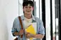 亚裔男大学生
