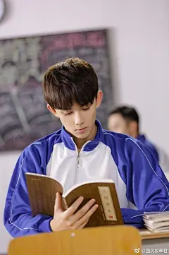 #吴磊开学第一课# #吴磊# 这是磊磊拍摄零片酬的公益广告哦！ 【吴磊穿校服教室学习 是隔壁班的班草本人了】三石弟弟@吴磊LEO 晒校服照，简直就是漫画里走出来的隔壁班风云学长啊[憧憬] 