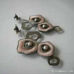 俄罗斯设计珠宝设计师Jolanta Bromke，她的作品有着很明显的个人风格，很多时候材质是银，绣片，手绘皮革和宝石的组合，题材也多以花卉植物为主，审美、配色和造型功力真心是一流噢！ ​​​ ​​​​