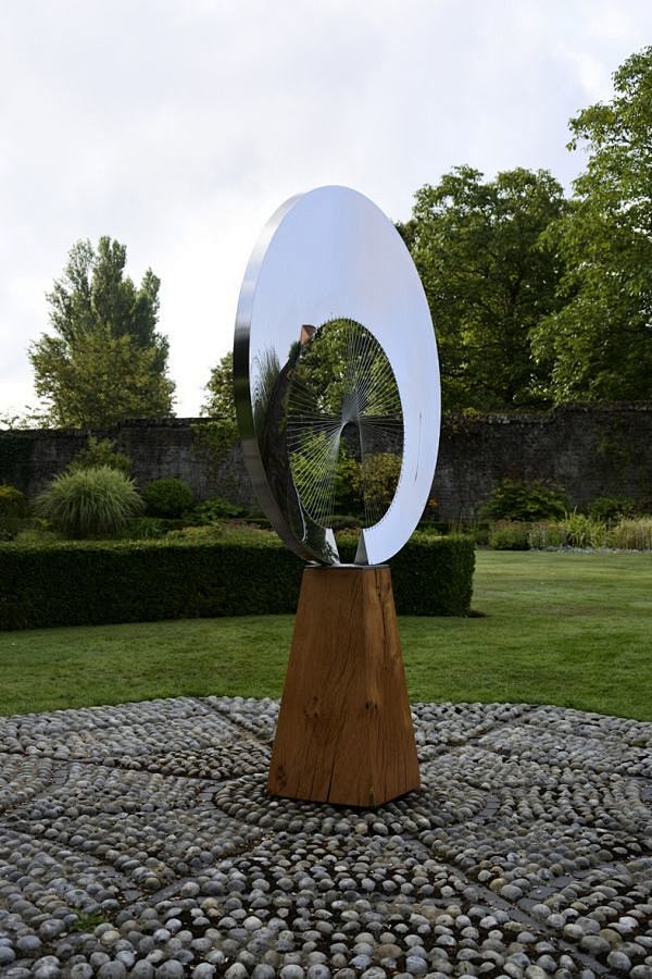 镜面抛光不锈钢和橡木抽象当代现代户外室外花园院子雕塑雕像雕塑家