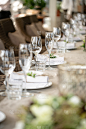 婚宴或晚宴。供客人使用的桌椅，配有餐具和陶器。铺有亚麻布桌布的桌布。在阳台