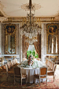 沃德斯庄园的餐厅，餐桌摆放的豪华餐具为梅森瓷（Meissen），两侧墙面装饰18世纪洛可可风格挂镜