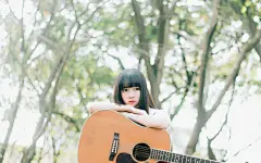 氧气美女抱着吉他唯美室外写真电脑桌面壁纸