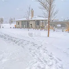 广场雪道沿奥克尔湖与俱乐部会所和拱桥的观点