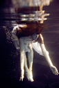水下摄影：深蓝梦境——你是美人鱼嘛？_空间素材吧_百度贴吧