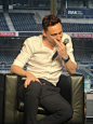 #Tom Hiddleston# 又翻到一个Flickr相册，好多Nerd HQ的美图！[花心] 原PO的座位很好，正对抖森，拍的视角都好棒！（方便观察大dong！[偷乐] 每张图都是5M+，今天家里网速不行，想扒图实在心有余而力不足！[泪流满面] 原PO相册：http://t.cn/zQfvkTv 机油们能帮忙扒图打个包给我不？[可怜]