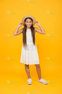 温暖的微笑。节日的心情。小女孩在度假。戴草帽的牧场小孩。黄色背景上的小可爱。快乐的童年积极的女孩。美