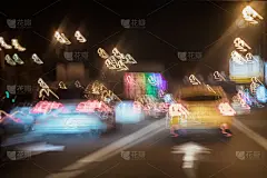 黄色的出租车，城市街道夜间的交通，黄昏时分城市道路上的车灯。运输的概念。摘要模糊散景