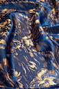 丝绸质地，绘金花朵