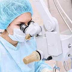 女医生在手术室靠近显微镜