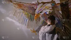 艺术家设计师在墙上画了一只鹰。工匠装饰师用丙烯酸油彩在电话里看素描画。黑暗的魔幻电影。