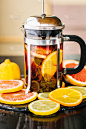 法式榨汁机与水果柑橘茶在咖啡厅