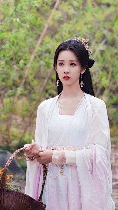 簪缨诺倾城采集到长月烬明