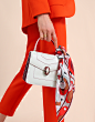 Serpenti Forever系列 : “Serpenti Forever”斜挎包，采用白玛瑙色小牛皮包身，两侧饰以红宝石色小牛皮。浅金镀金黄铜经典蛇首搭扣，饰以红宝石色和白玛瑙色珐琅，点缀黑色缟玛瑙双眼。 